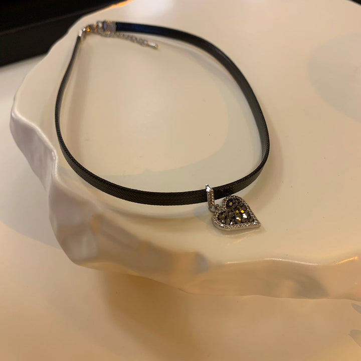 Svarta Hjärteörhängen med Glittrande Diamanter