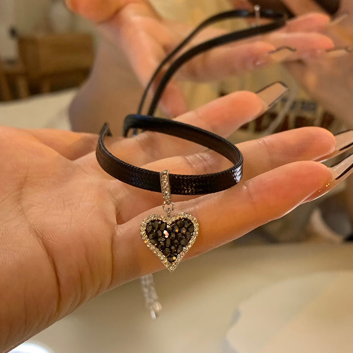 Svarta Hjärteörhängen med Glittrande Diamanter