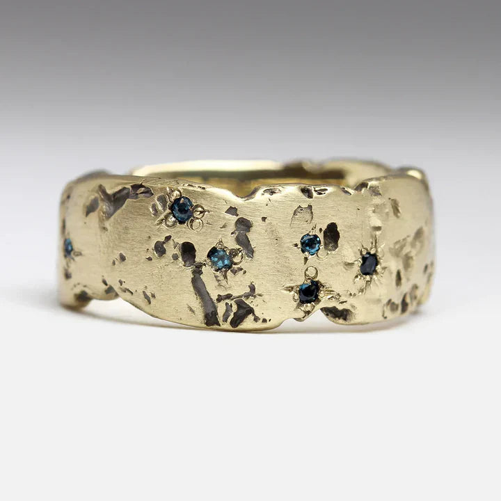 Vintage Guldpläterad Smidd Ring med Blå Inläggningskristall