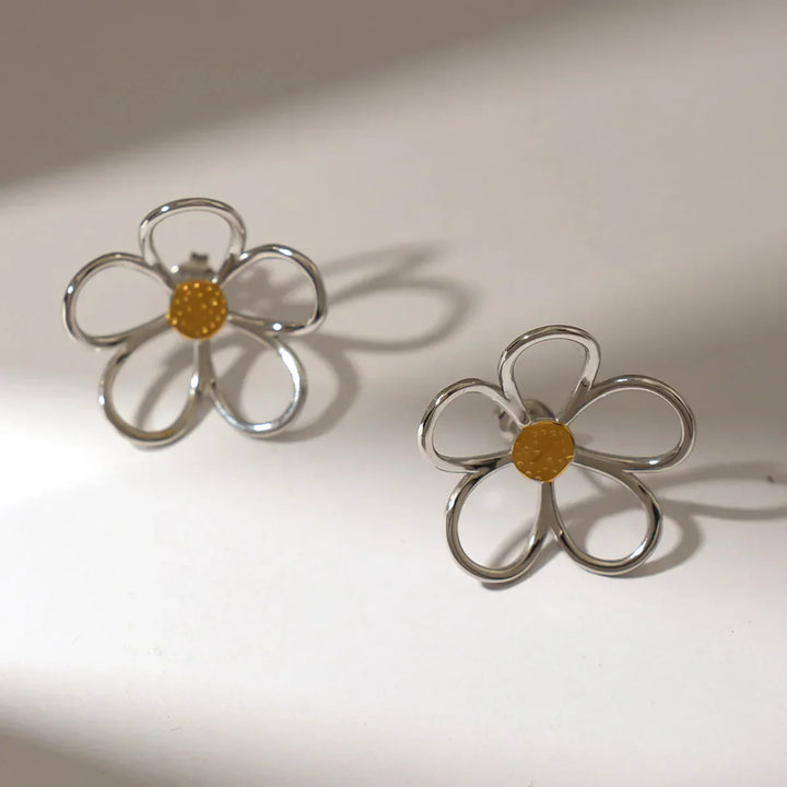 Sunbound örhängen i sterlingsilver – blombladdesign