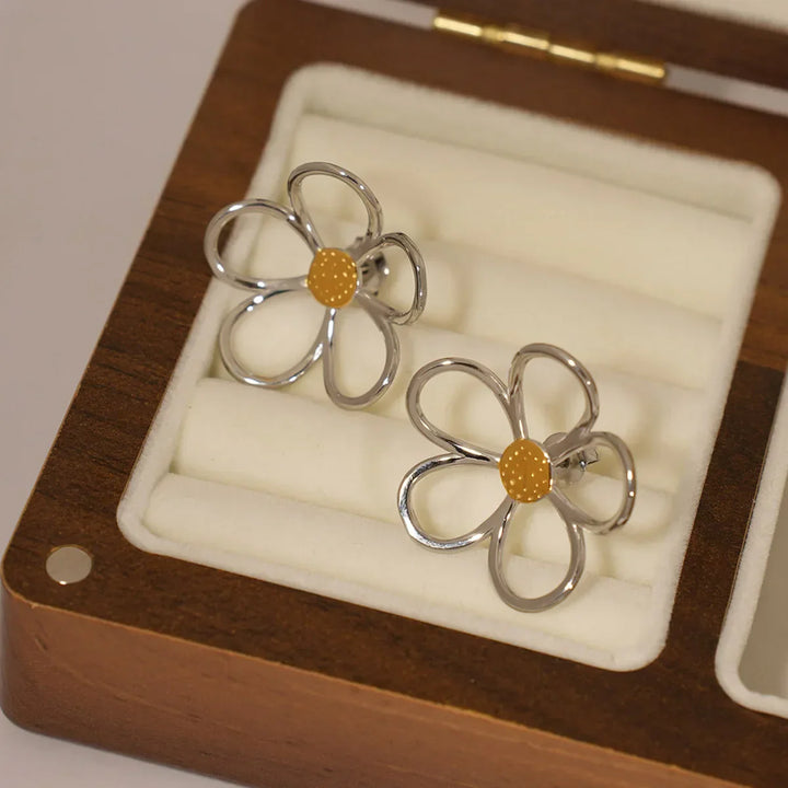 Sunbound örhängen i sterlingsilver – blombladdesign