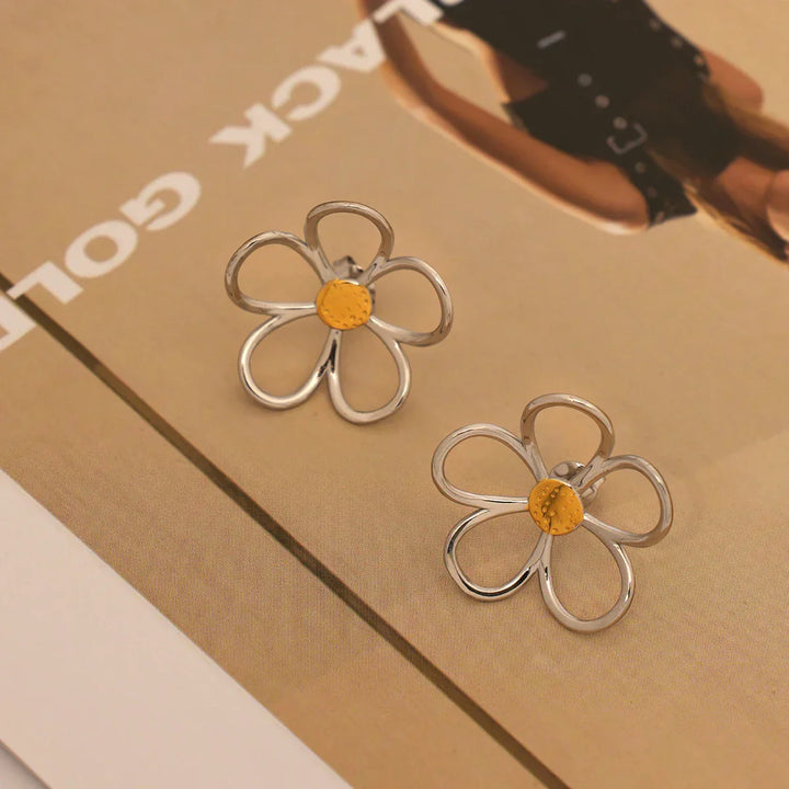 Sunbound örhängen i sterlingsilver – blombladdesign