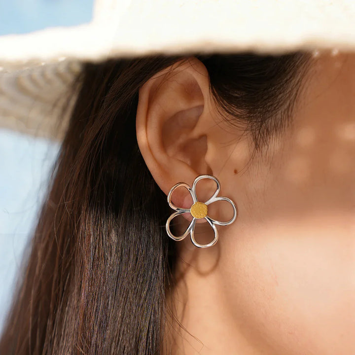 Sunbound örhängen i sterlingsilver – blombladdesign