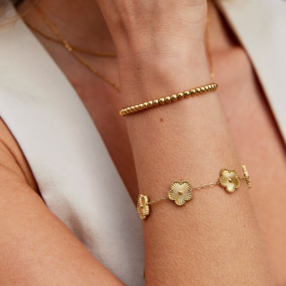 Guldfärgat fyrklöverarmband
