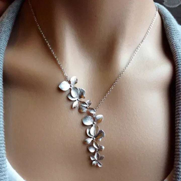 Vintage blom-halsband i silver