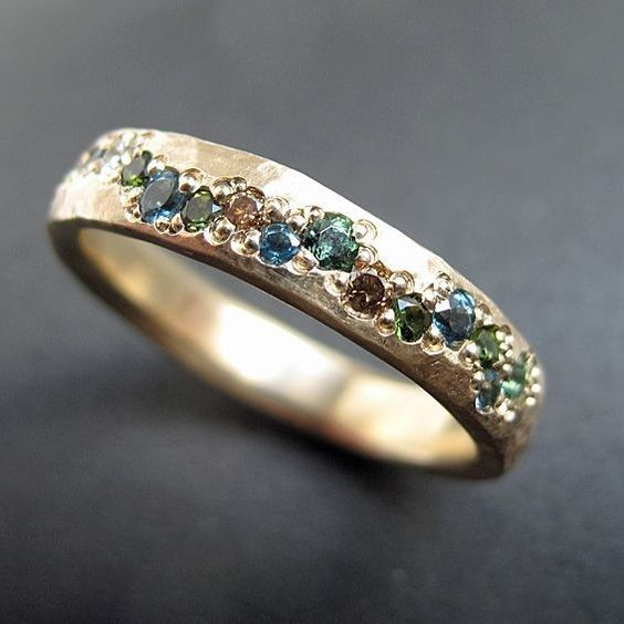 Vintage Guldring med Färgade Detaljer