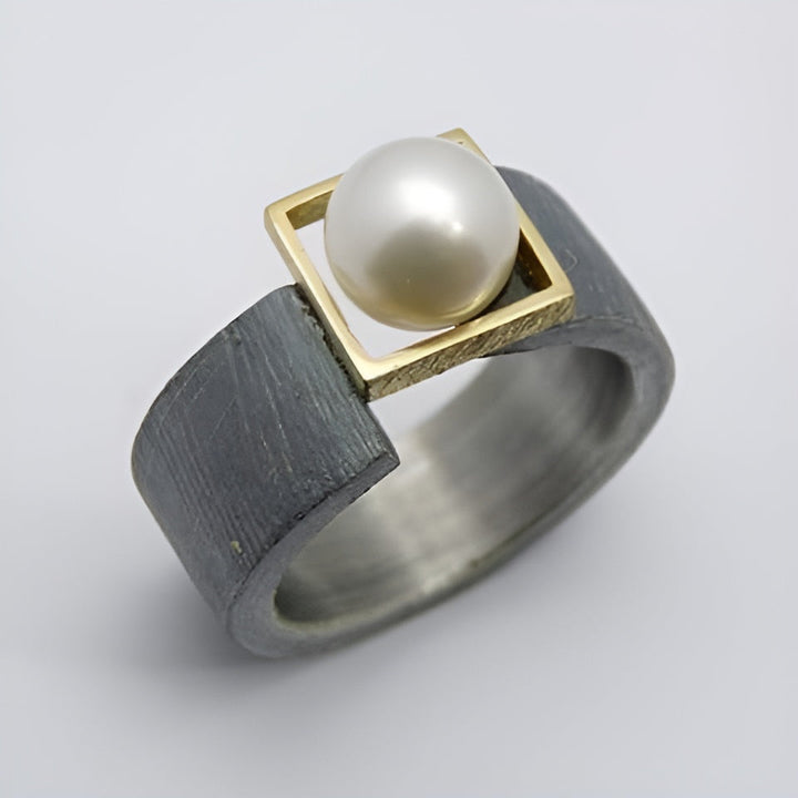Vintage-Ring mit dunkler Perle