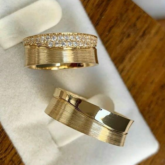 Vintageinspirerade Guldringar med Glittrande Detaljer