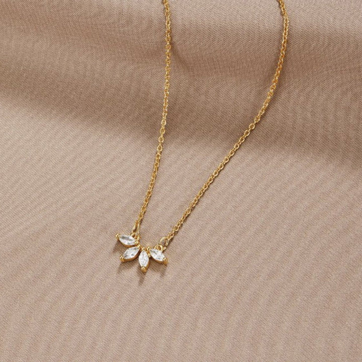 Omelia Kristallblad Halsband